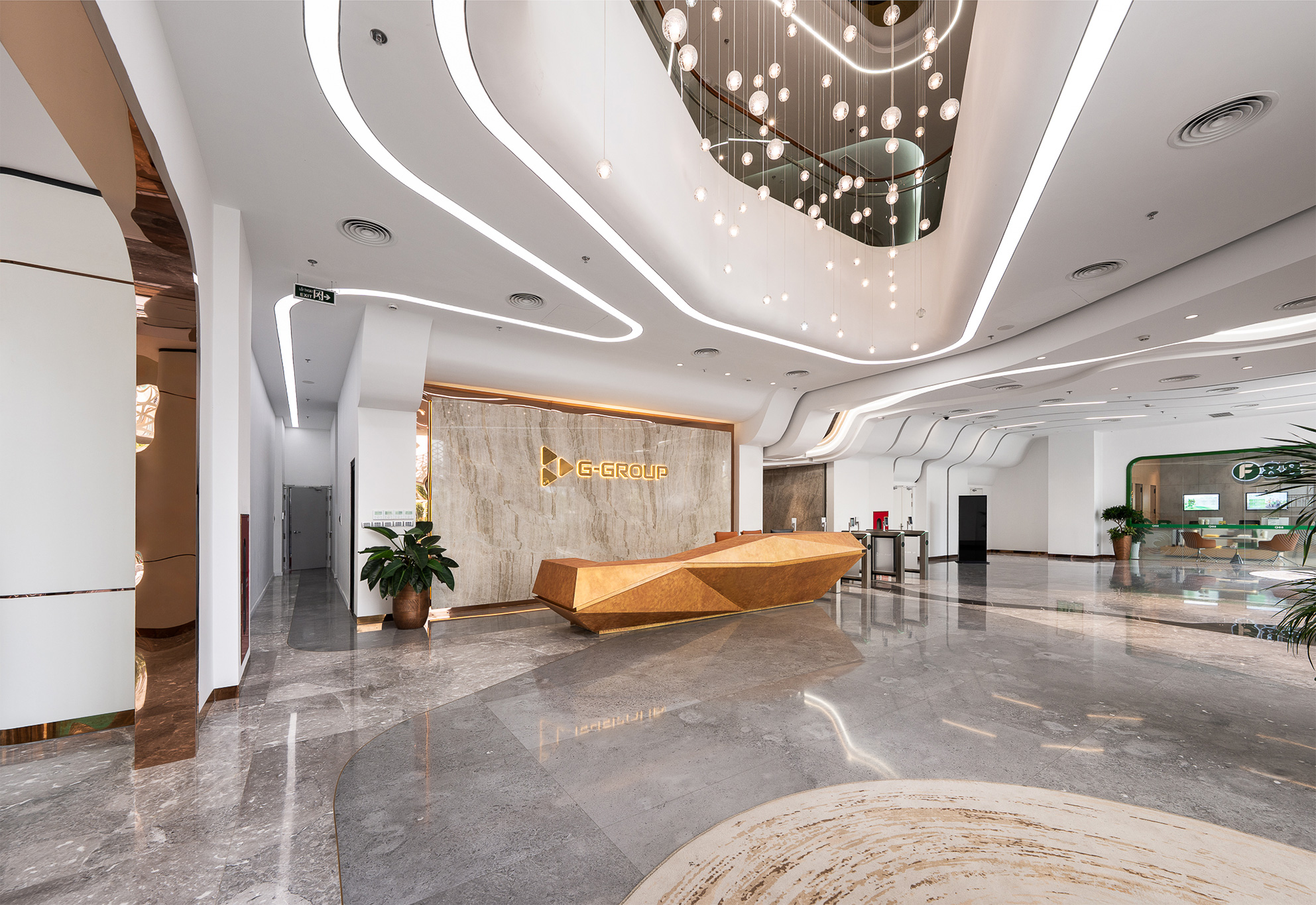 G-Welcome — Sảnh tiếp đón trắng–vàng